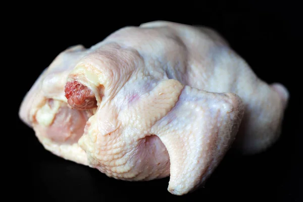 Csirke brojler a sötét háttér, friss nyers csirke hasított — Stock Fotó