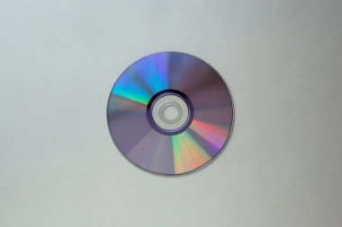 kopya alanı ile gri arka plan üst görünümünde CD kompakt disk 