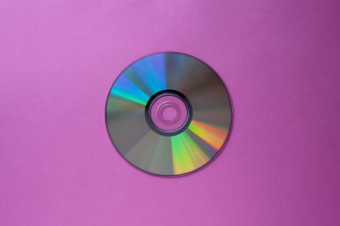kopya alanı ile Mor-Lila arka plan üst görünümü üzerinde CD kompakt disk  