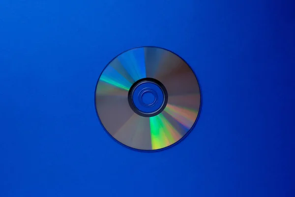 CD disco compacto em um fundo azul escuro vista superior com espaço de cópia — Fotografia de Stock