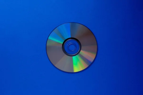 복사 공간이있는 어두운 파란색 배경 상단보기의 CD 컴팩트 디스크 — 스톡 사진