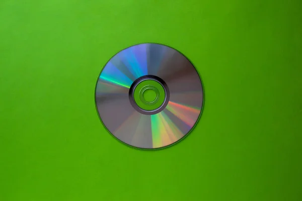 CD disco compacto em um fundo verde claro vista superior com espaço de cópia — Fotografia de Stock