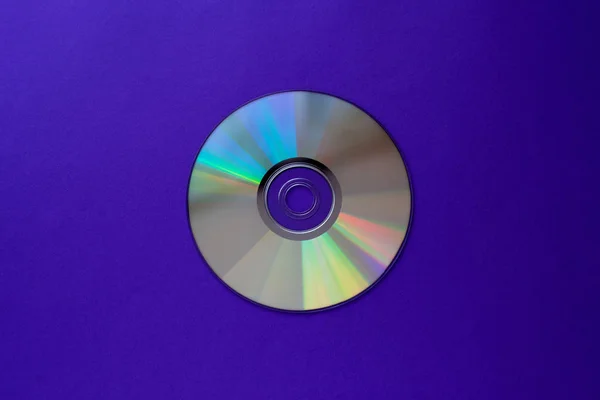 Cd compact disc su sfondo blu scuro vista dall'alto con spazio di copia — Foto Stock