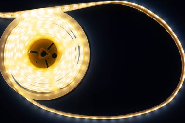 Işıklı gümüş mavi arka planda parlak LED şerit üst görünümü