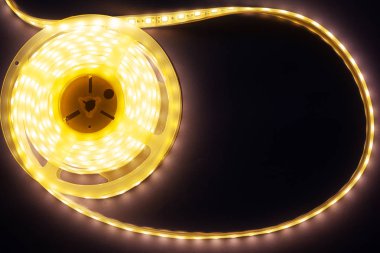 dekoratif led şerit ev aydınlatma üzerinde bir mor-pembe arka plan üst görünüm mockup