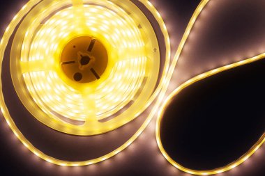 dekoratif led şerit ev aydınlatma üzerinde bir mor-pembe arka plan üst görünüm 