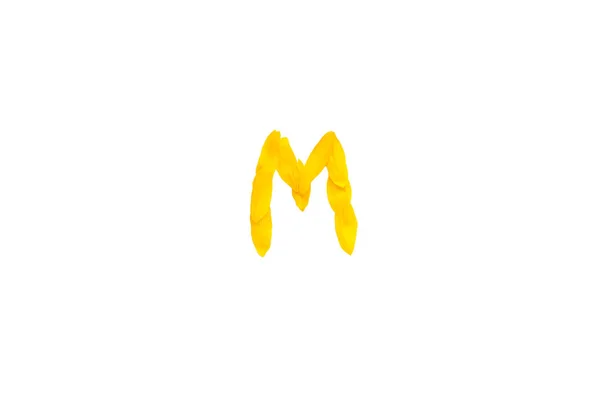 Letra amarilla M de pétalos de girasol fuentes, elemento alfabético, fuente decorativa belleza aislado de un fondo blanco — Foto de Stock
