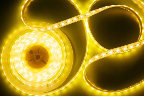 Κίτρινη λωρίδα LED για διακοσμητικό φωτισμό — Φωτογραφία Αρχείου