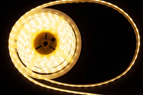 Fita luminosa para iluminação interior, bobina conduzida em um fundo escuro — Fotografia de Stock