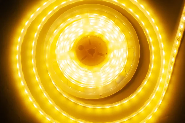 Parlak sarı Led şerit, diyot şerit, silikon şerit bir bobin — Stok fotoğraf