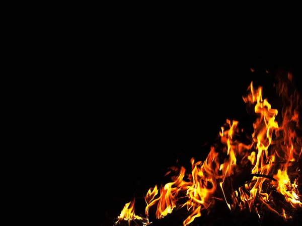 Siyah bir kopya alanı üzerinde bir yangından sarı ve turuncu ışık, koyu bir arka plan üzerinde yanan çerçeve — Stok fotoğraf