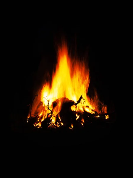 Beautiful bright orange evening fire, flame at high speed, bonfire for copy space on a dark black background — Stock Photo, Image