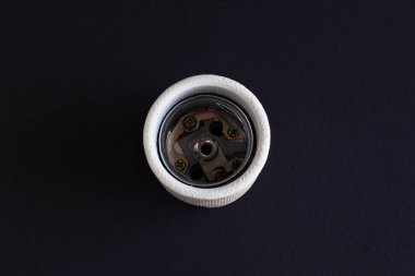 siyah arka plan üzerinde seramik lamba tutucu,