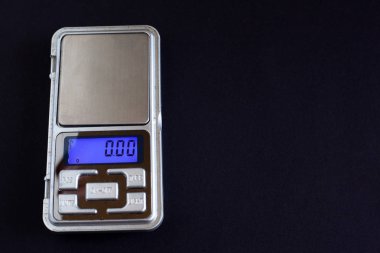 kopya alanı ile karanlık bir arka plan üst görünümde takı veya uyuşturucu tartmak için elektronik takı ölçeği