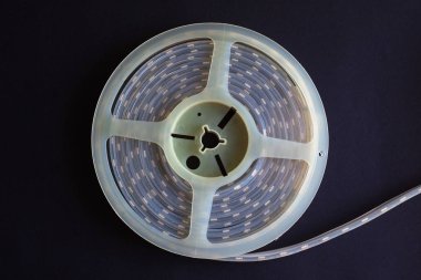 Led ışık bir bobin, siyah bir arka plan üzerinde diyot dekoratif aydınlatma bir şerit