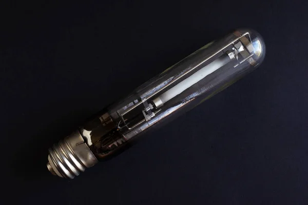 검은 색 배경 상단보기에 나트륨 램프 — 스톡 사진