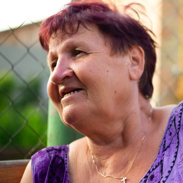 Grand-mère raconte une histoire drôle de sa jeunesse, un portrait d'une femme âgée de 60 ans — Photo