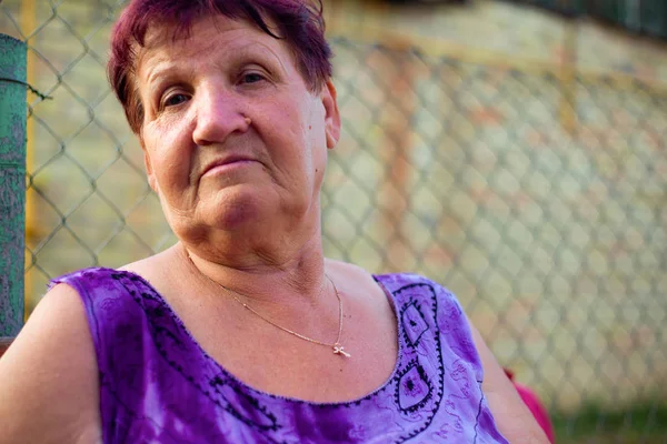 61 yaşındaki büyükanne eğlenceli bir yüz ile eğlenceli bir hikaye dinler — Stok fotoğraf