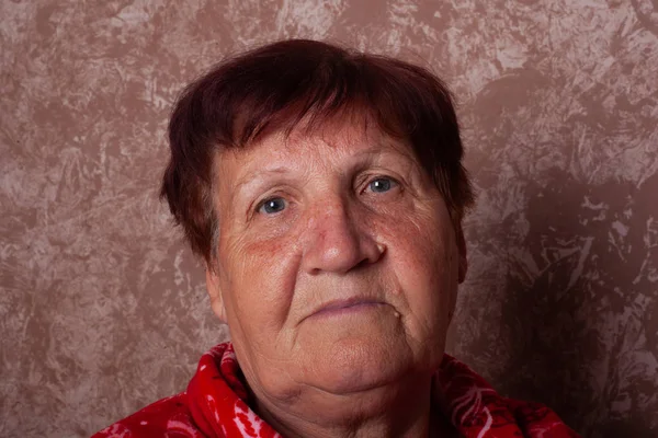 Portret starej kobiety 63 lat, Babcia, żeńska starość — Zdjęcie stockowe