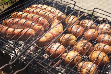 fırında patates ile kömür ızgara domuz sosis