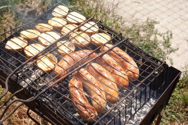 ızgara barbekü üst görünümünde sosis ile fırında patates
