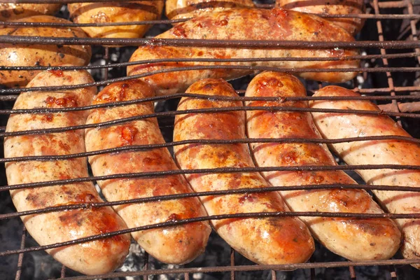 Gebakken gegrilde zelfgemaakte worstjes tot gouden korst — Stockfoto