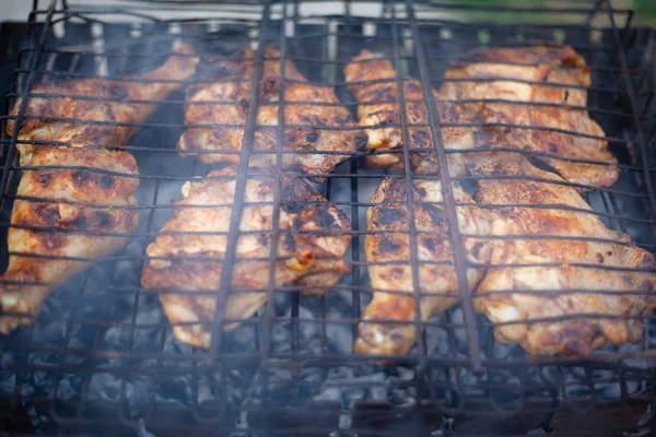 Coxas de frango grelhadas em fumaça, fast food em carvão — Fotografia de Stock
