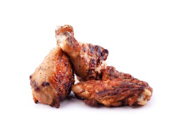 beyaz bir arka plan izole ızgara turuncu tavuk bacakları 