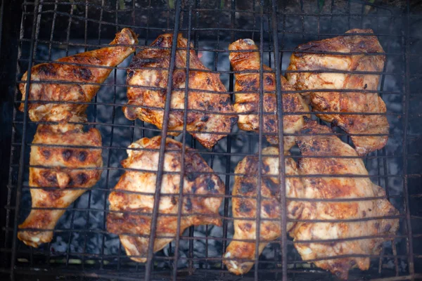 Folyamat főzés grillezett csirkecomb elmosódott — Stock Fotó