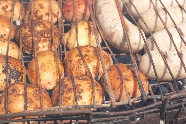 Fried potatoes with charcoal sausages — Stock Photo, Image