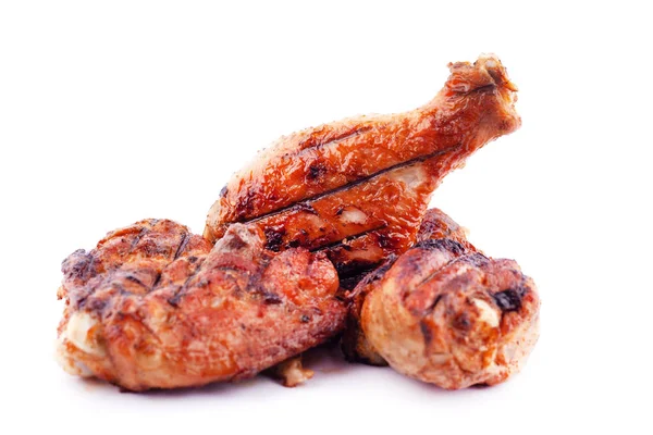 Cosce di carne di pollo grigliate a crosta dorata su sfondo bianco — Foto Stock