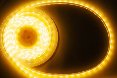 koyu bir arka plan üzerinde Led şerit copyspace