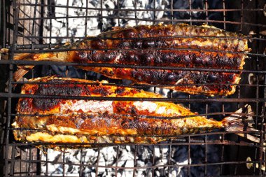 kömürler üzerinde düz yatmak kızarmış balık, altın bir kabuk üst görünümüne ızgara uskumru