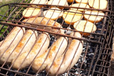 ızgara patates ile kavrulmuş sosis