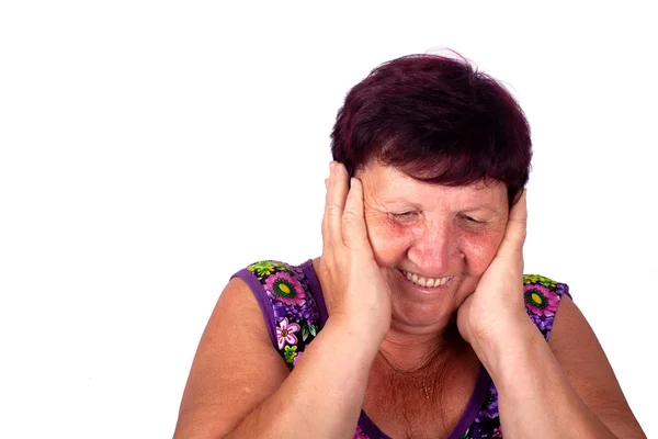 Schizophrénie, grand-mère satisfaite couvre les oreilles avec ses mains et rit, vieille femme tient la tête et rit isolé — Photo
