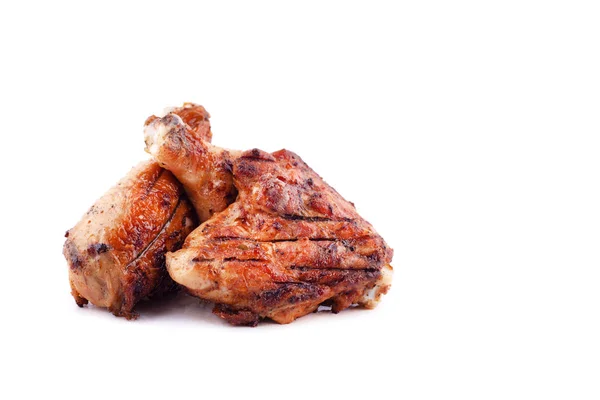 Gegrillte Hähnchenschenkel und Drumsticks auf weißem Hintergrund, isoliert — Stockfoto