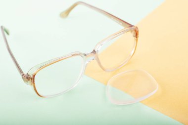 görme geliştirmek için lenslerin değiştirilmesi, gözlük çerçevesi cam kaybı, kırık okuma gözlükleri