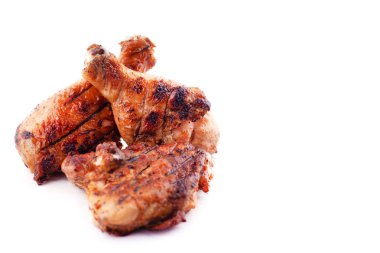 beyaz bir arka plan üzerinde kabuk ile ızgara tavuk bacakları.