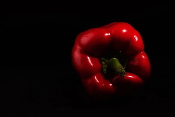 Pimentão doce búlgaro vermelho em um espaço de cópia de fundo preto . — Fotografia de Stock