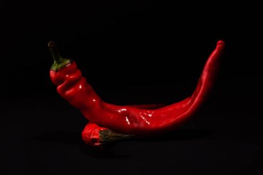 Siyah arkaplanda kırmızı kırmızı kırmızı biber.