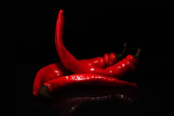 Chili paprika, fekete alapon. — Stock Fotó