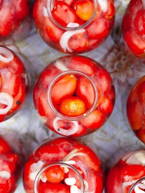 kavanoz üst görünümünde düz lay salamura (konserve) domates