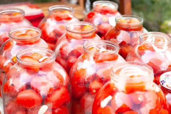 Nakládané) rajčata ve skleničkách. Konzervárenství čerstvých rajčat. — Stock fotografie