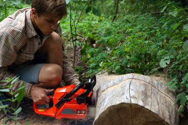 Ormanda Keresteci iş wirh testere