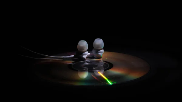 CD Compact Disk και λευκά ακουστικά, ακούστε μουσική — Φωτογραφία Αρχείου
