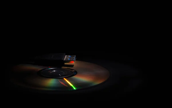 Opslag van informatie CD-disc en USB-ingang op donkere achtergrond — Stockfoto