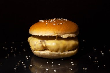 Fast food kavramı : susam koyu gıda fotoğrafçılığı ile hamburger
