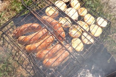 ızgara sosis ile kızarmış patates pişirme