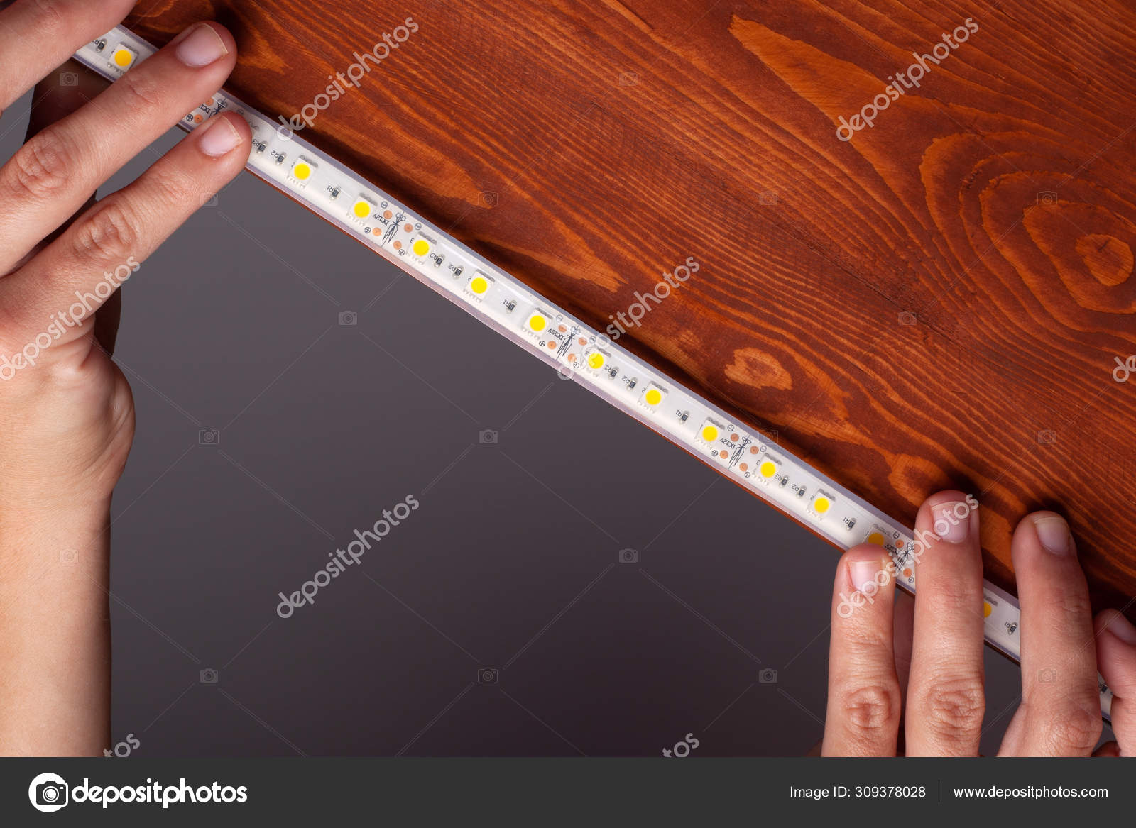 Installation von LED-Strip.hands Halterung Licht für Nischen