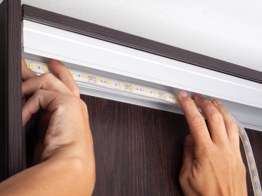 Elektrikçi eller gardırop aydınlatmak için dolap niş Led şerit aydınlatma yüklemek